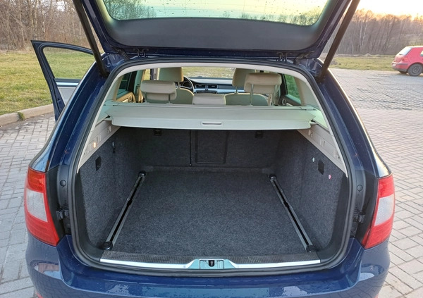 Skoda Superb cena 31900 przebieg: 271000, rok produkcji 2012 z Reda małe 379